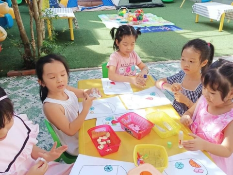 BÉ DÃ NGOẠI TRONG SÂN TRƯỜNG