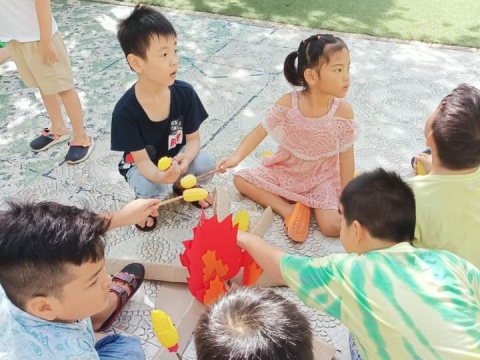 BÉ DÃ NGOẠI TRONG SÂN TRƯỜNG