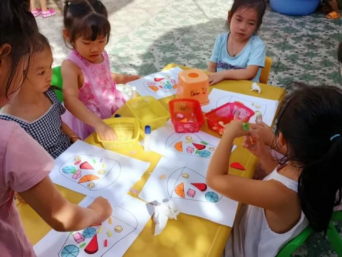 BÉ DÃ NGOẠI TRONG SÂN TRƯỜNG