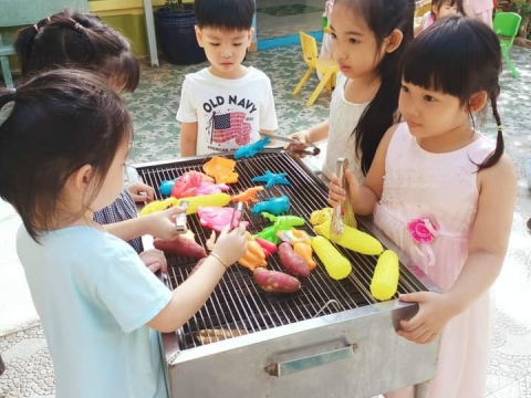 BÉ DÃ NGOẠI TRONG SÂN TRƯỜNG