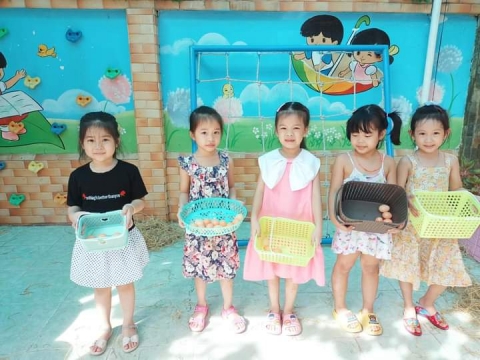 BÉ DÃ NGOẠI TRONG SÂN TRƯỜNG