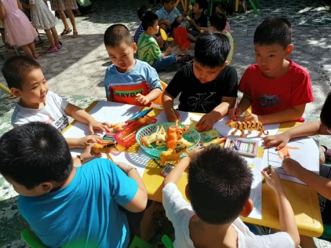 BÉ DÃ NGOẠI TRONG SÂN TRƯỜNG