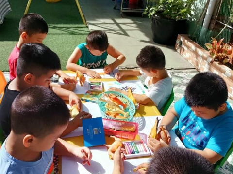 BÉ DÃ NGOẠI TRONG SÂN TRƯỜNG