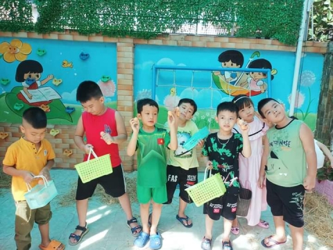 BÉ DÃ NGOẠI TRONG SÂN TRƯỜNG