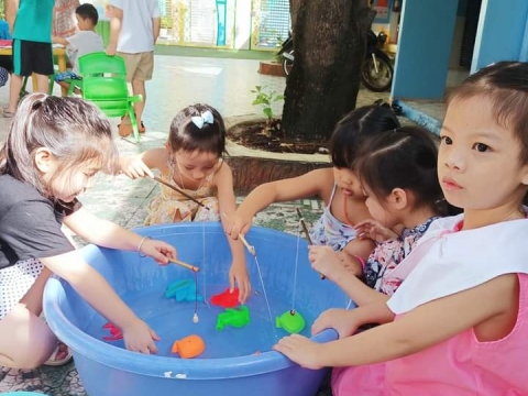 BÉ DÃ NGOẠI TRONG SÂN TRƯỜNG