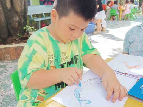 BÉ DÃ NGOẠI TRONG SÂN TRƯỜNG