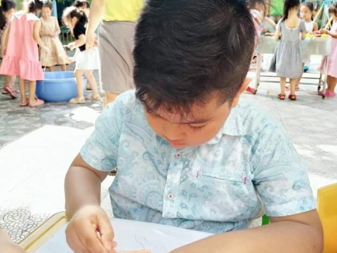 BÉ DÃ NGOẠI TRONG SÂN TRƯỜNG