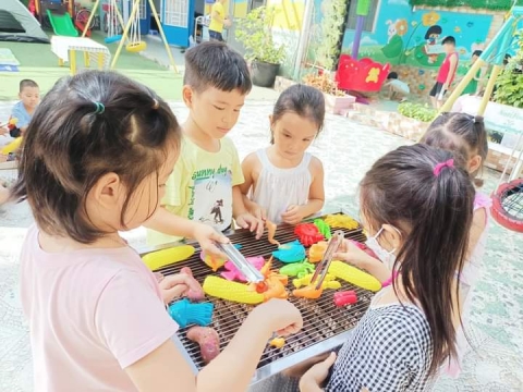 BÉ DÃ NGOẠI TRONG SÂN TRƯỜNG