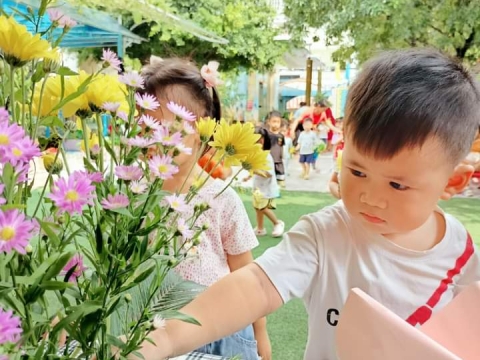 BÉ MỪNG SINH NHẬT BÁC HỒ
