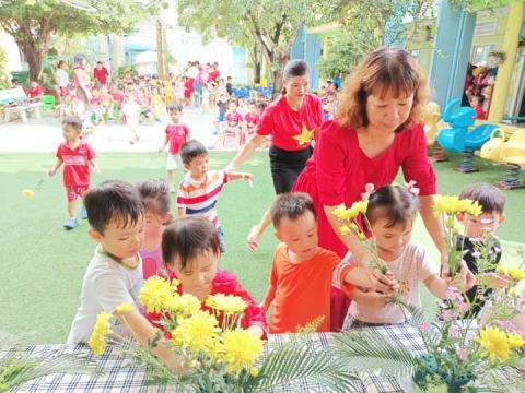 BÉ MỪNG SINH NHẬT BÁC HỒ