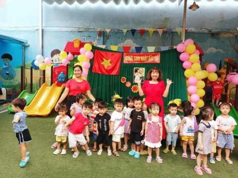BÉ MỪNG SINH NHẬT BÁC HỒ
