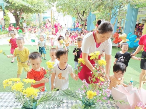 BÉ MỪNG SINH NHẬT BÁC HỒ
