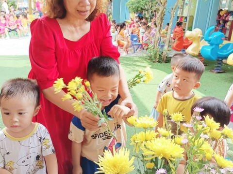 BÉ MỪNG SINH NHẬT BÁC HỒ