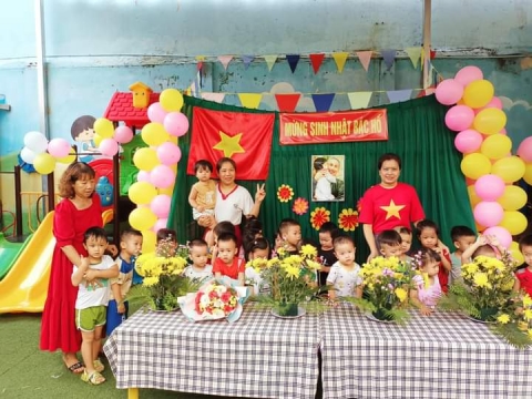 BÉ MỪNG SINH NHẬT BÁC HỒ