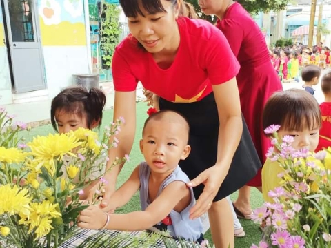 BÉ MỪNG SINH NHẬT BÁC HỒ