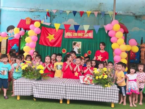 BÉ MỪNG SINH NHẬT BÁC HỒ