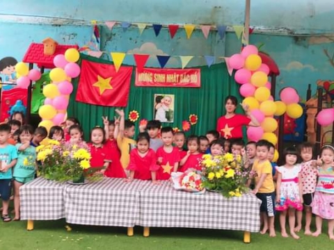 BÉ MỪNG SINH NHẬT BÁC HỒ