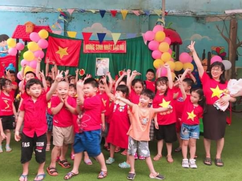 BÉ MỪNG SINH NHẬT BÁC HỒ