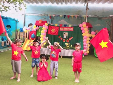 BÉ MỪNG SINH NHẬT BÁC HỒ