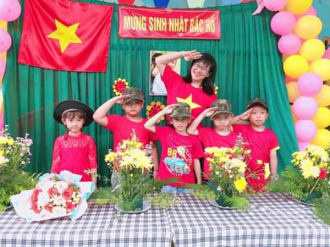 BÉ MỪNG SINH NHẬT BÁC HỒ
