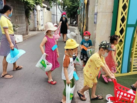 BÉ ĐI BÁCH HÓA XANH