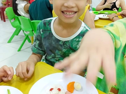 BÉ LÀM CƠM BENTO