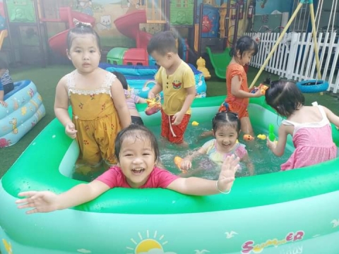 Bé Lớp Chồi Lá chơi với nước