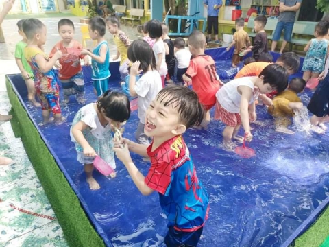 Bé Lớp Chồi Lá chơi với nước