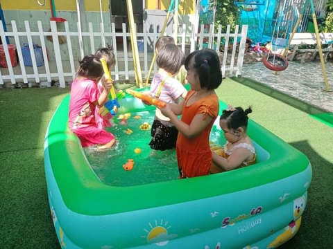 Bé Lớp Chồi Lá chơi với nước