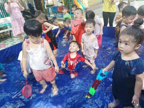 Bé Lớp Chồi Lá chơi với nước
