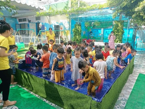 Bé Lớp Chồi Lá chơi với nước