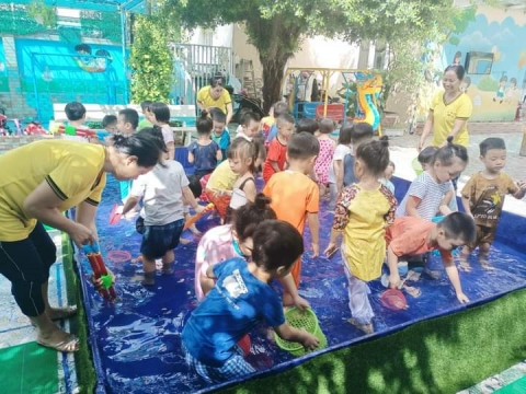 Bé Lớp Chồi Lá chơi với nước