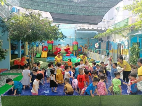 Bé Lớp Chồi Lá chơi với nước