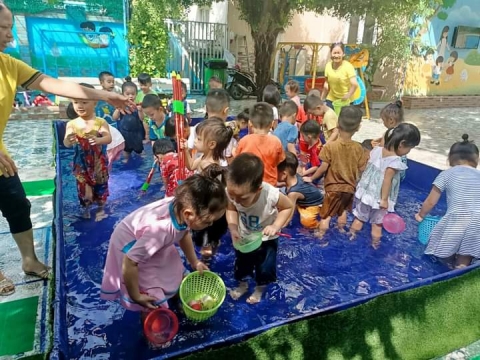 Bé Lớp Chồi Lá chơi với nước