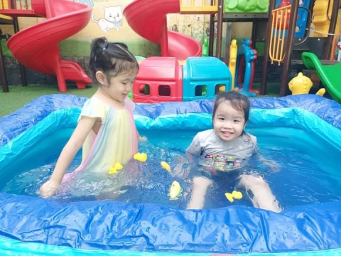 Bé Lớp Chồi Lá chơi với nước