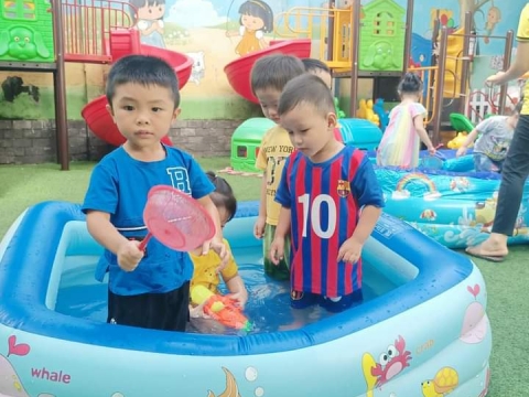 Bé Lớp Chồi Lá chơi với nước