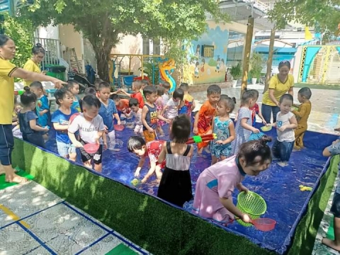 Bé Lớp Chồi Lá chơi với nước