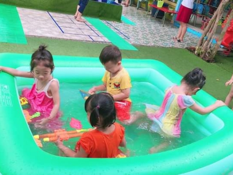 Bé Lớp Chồi Lá chơi với nước