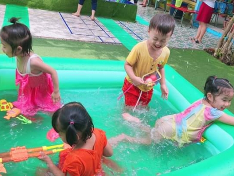 Bé Lớp Chồi Lá chơi với nước