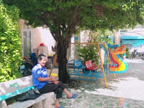 Bé Lớp Chồi Lá chơi với nước