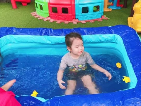 Bé Lớp Chồi Lá chơi với nước