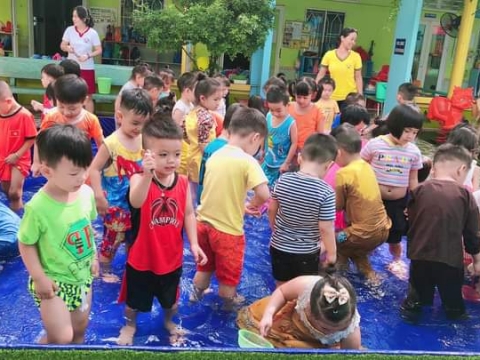 Bé Lớp Chồi Lá chơi với nước