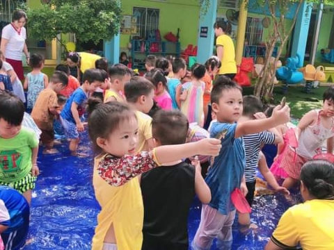 Bé Lớp Chồi Lá chơi với nước