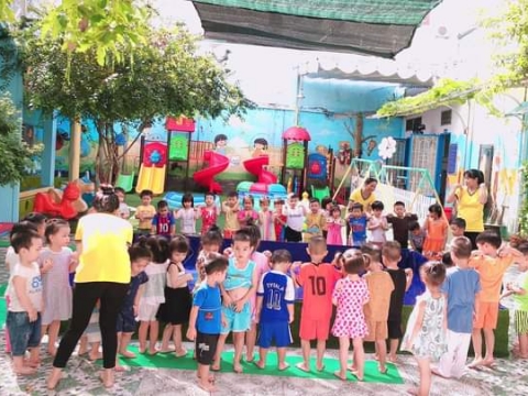 Bé Lớp Chồi Lá chơi với nước