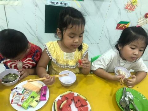 Lớp lá ăn cơm gia đình