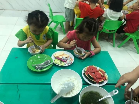 Lớp lá ăn cơm gia đình
