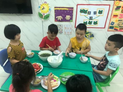 Lớp lá ăn cơm gia đình