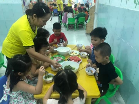 Lớp lá ăn cơm gia đình