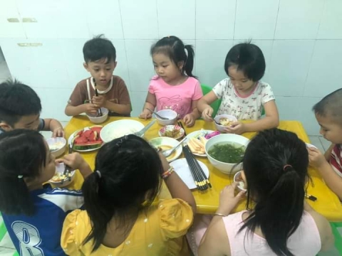 Lớp lá ăn cơm gia đình