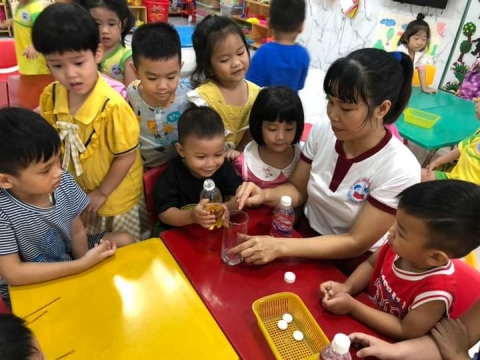 Tiết học lớp Chồi 2: đèn Lava